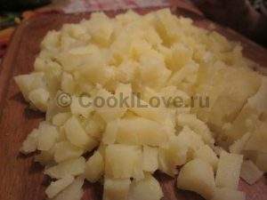 Картошку для оливье порежем средними кубиками.
